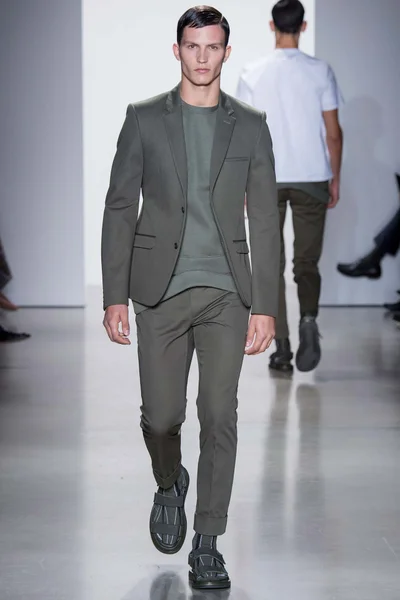 Look 16